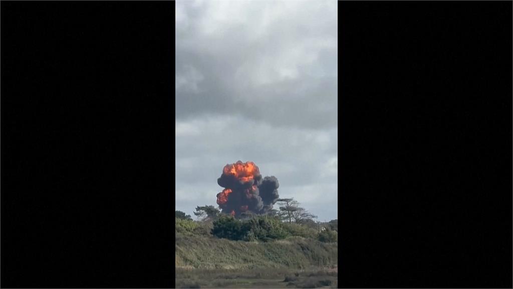 英國空軍「鷹式T2」俯衝墜毀 飛行員彈射逃生