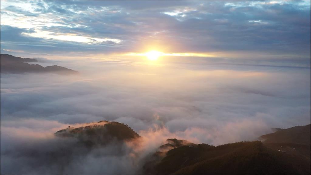 南投大崙山「雲瀑秀」美景　萬家燈火交織夢幻琉璃光