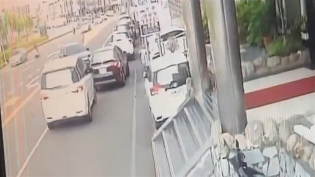 高雄當鋪竊案！其中1嫌開車衝撞拒捕　警開4槍壓制