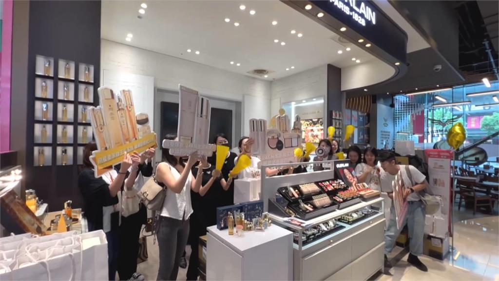 百貨週年慶檔期開跑! 民眾排隊搶優惠