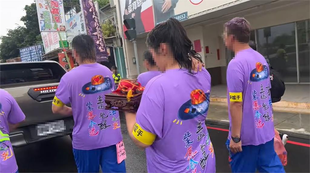 台東玄濟宮「濟顛禪師」自稱可對話外星人！信徒穿尬電團服「下跪朝拜」全網看傻