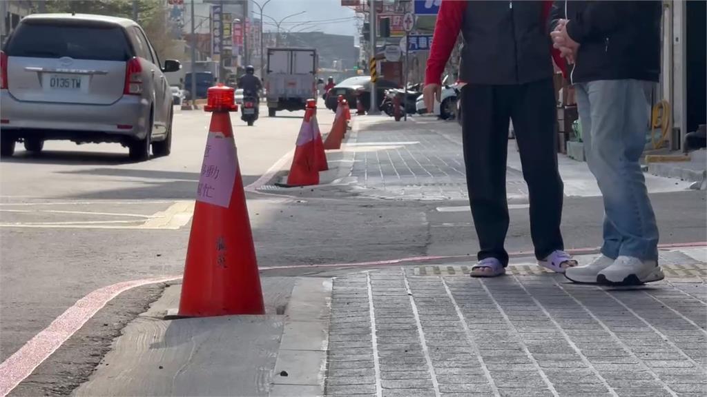 竹東人行道排水坑洞害學生摔車 居民:有人拿電視補洞