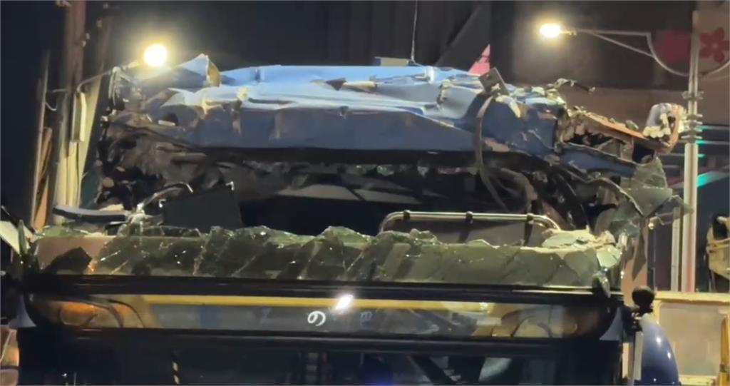 遊覽車撞涵洞1死14傷!內行人分析「事故原因」嘆:1個月才休4天