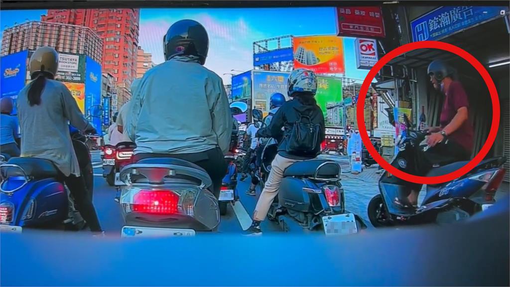 光天化日路邊「解放」！騎士等紅燈當街「行動廁所」畫面曝光