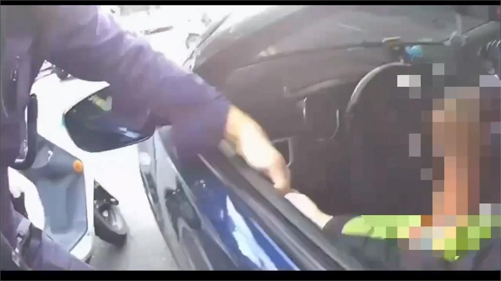 警見車綠燈不走上前盤查 對方加速逃逸!抓到是毒品通緝犯