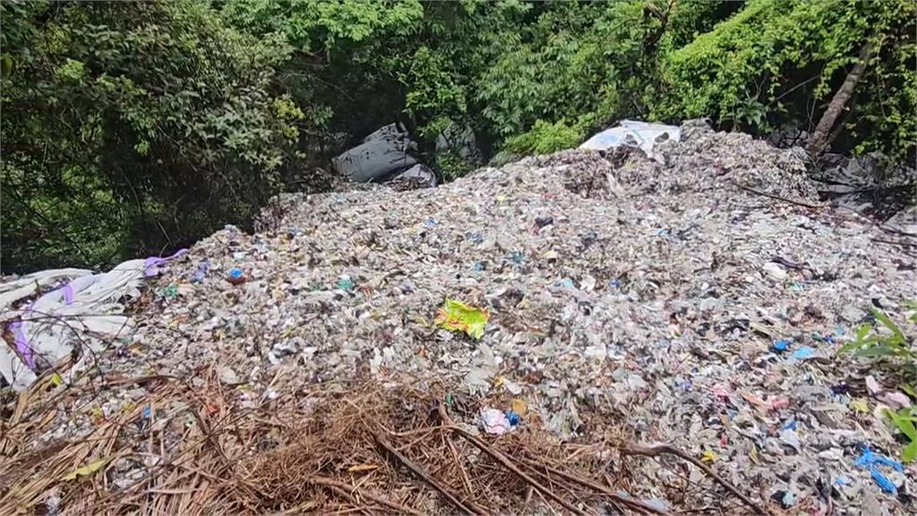 梅花湖上方山區淪「塑膠山」 地主怒報案:至少10輛貨車偷倒