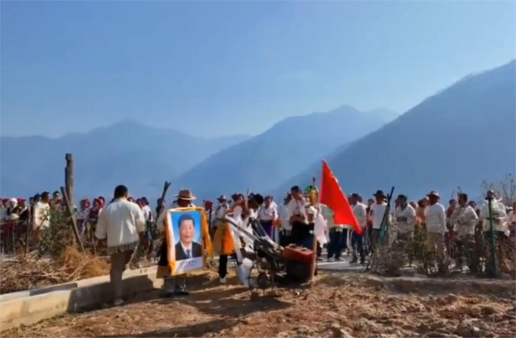 偷辦送葬儀式？西藏人手捧「習近平大頭照」詭異畫面曝…網譏：滿滿出殯感