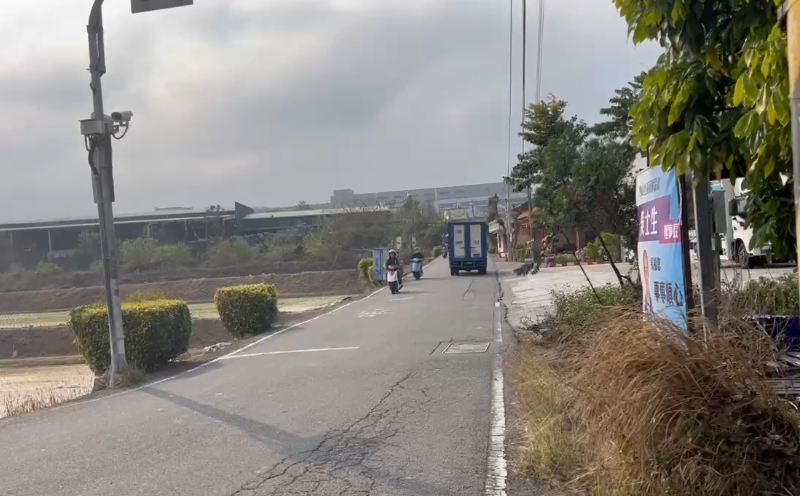 台中2車狹路相逢互不讓？　整條路全塞爆「喇叭聲此起彼落」