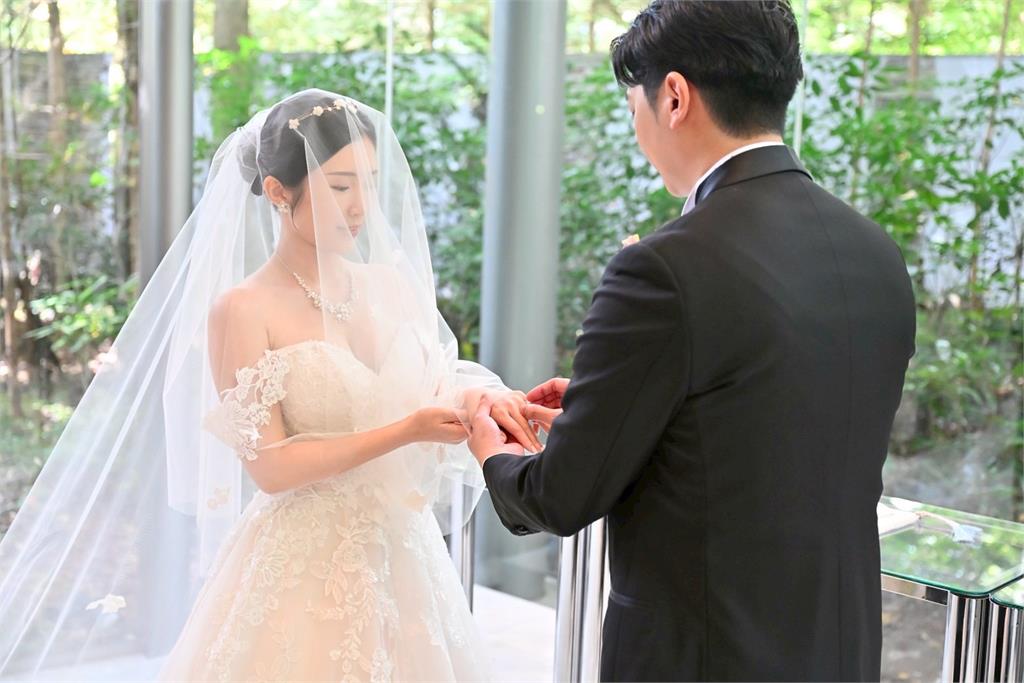 才撞臉蔣萬安「鄭家純日本帥尪」又被出賣!婚禮前「慌張模樣」網笑:好反差