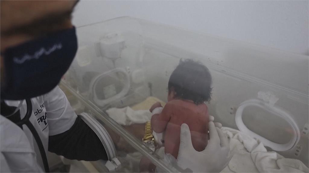 土耳其女嬰出生成孤兒！　臍帶還與母相連！　CNN主播哽咽