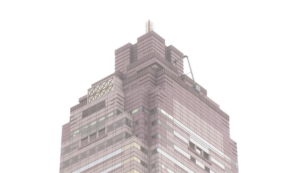 好危險!法網紅站新光大樓避雷針 還入侵拍攝恐觸刑法