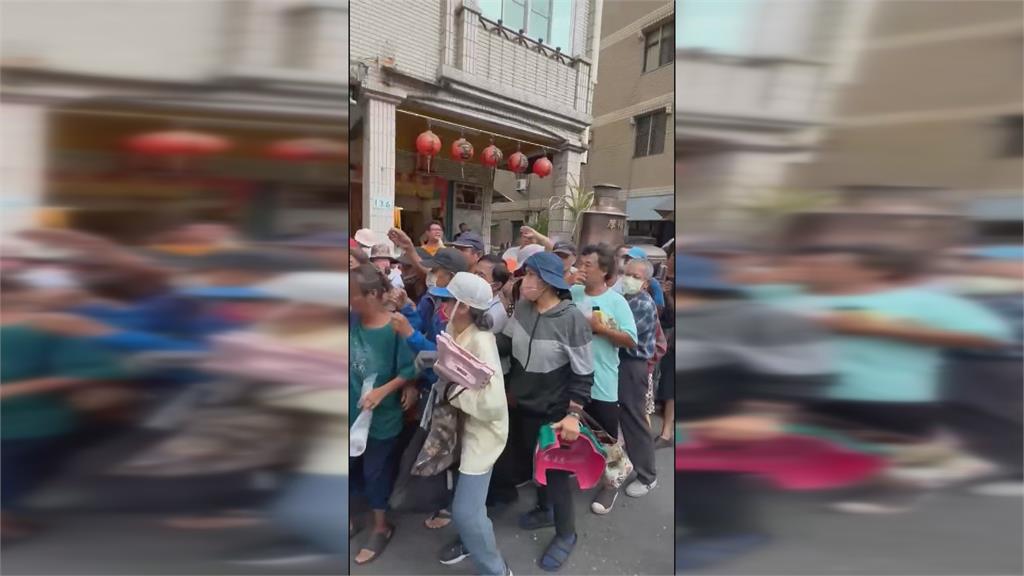 普渡愛心物資免費領 高雄宮廟人潮失控爆推擠