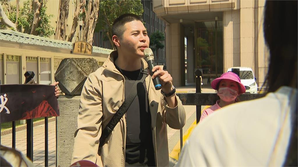 快新聞/慘!游智彬參一咖聲援亞亞遭架走 還被八炯、閩南狼嗆爆:丟臉啦共匪