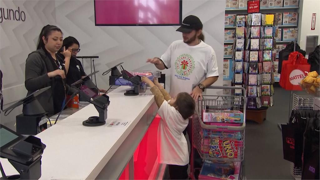 麥可傑克森兒子耶誕送暖　包場玩具店讓孩童免費挑