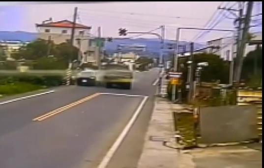 警車尾隨疑違規機車 遭「鐵牛車」攔腰撞2警傷