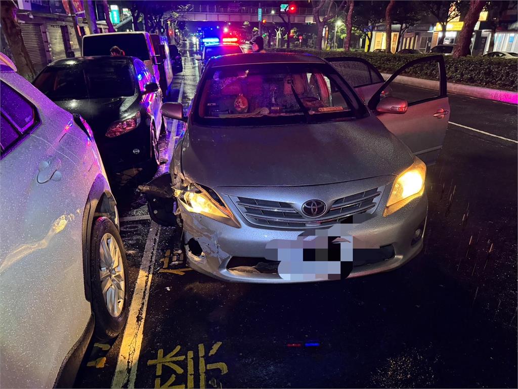 疑毒駕上路!女子撞9輛機車肇逃 企圖吞毒滅證遭警識破