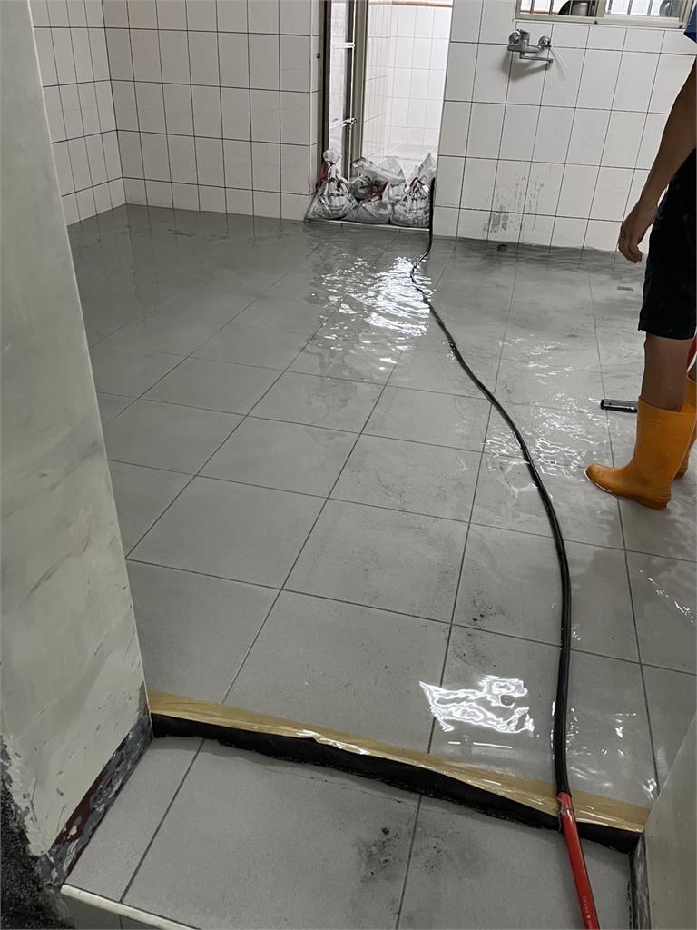 花蓮大雨!光復鄉民宅嚴重淹水 機具到場協助清理水溝