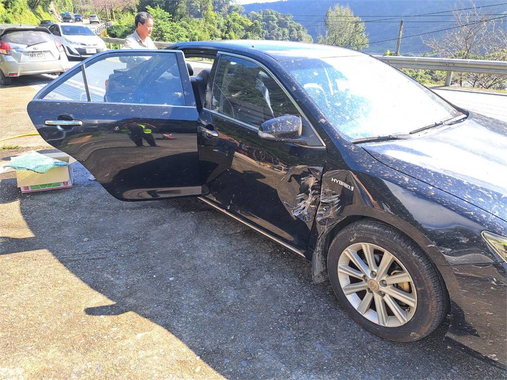 快新聞/鳳凰未至已傳災情!宜蘭大同「落石砸車」4人受驚 碧砂漁港急吊遊艇上陸