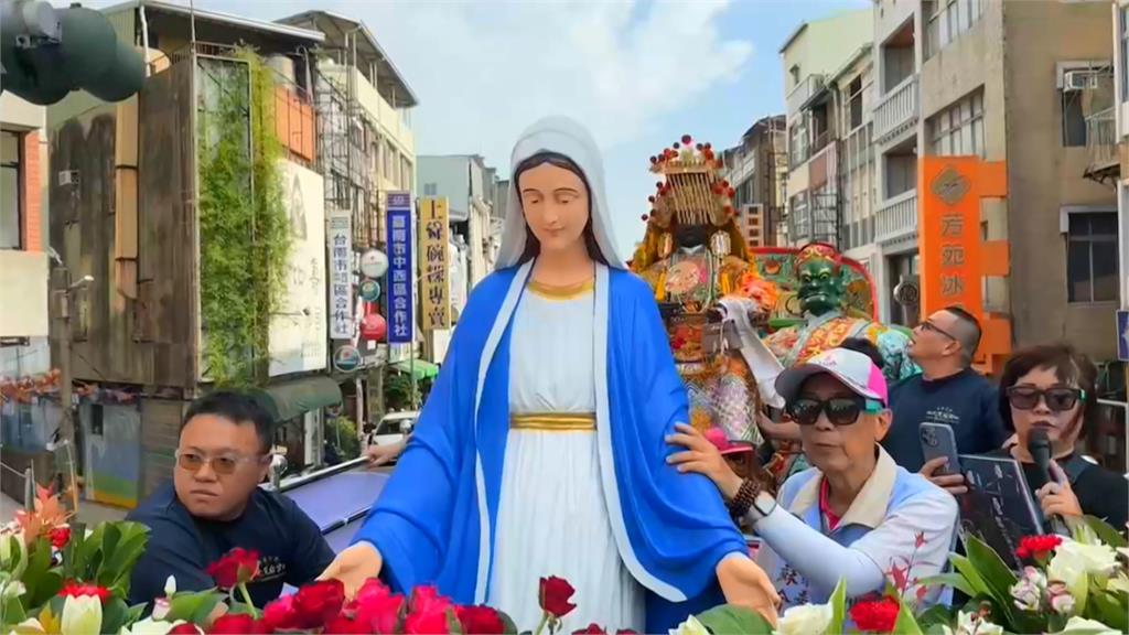 台南赤崁萬神節 "貴婦媽祖"出巡配戴16萬名牌包