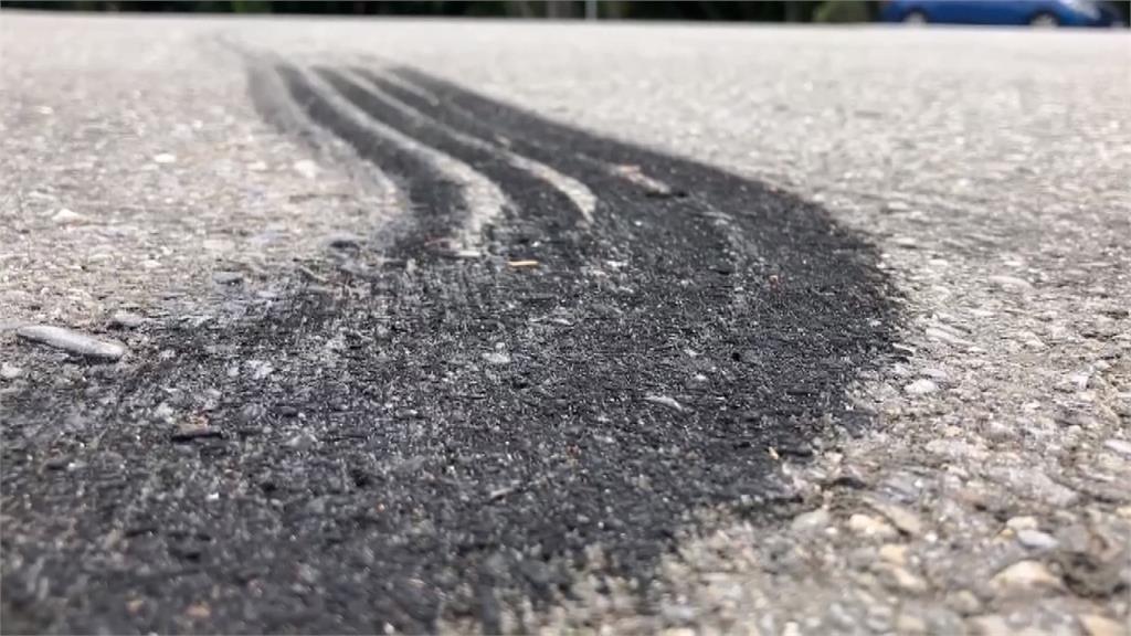 南投中興會堂前變練車場 汽車甩尾3圈留燒胎痕