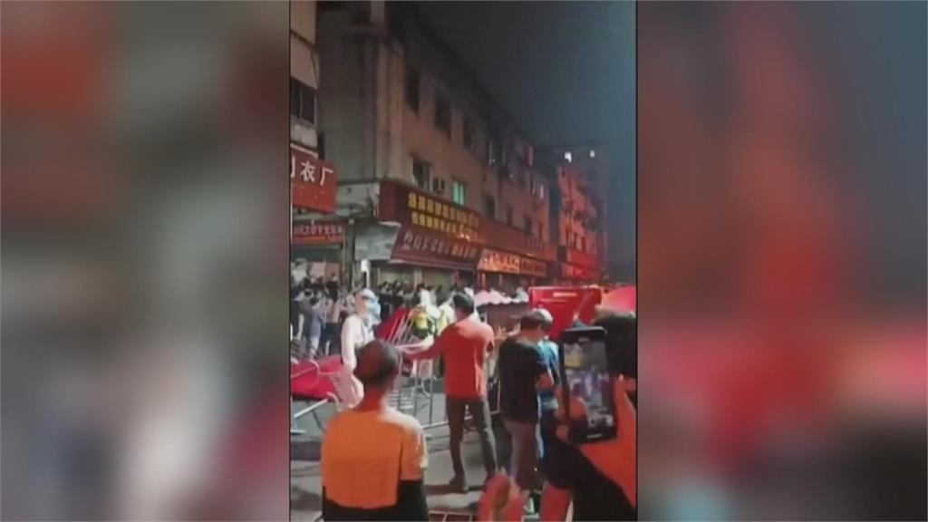 防疫封控引爆怒火 廣州民眾推倒圍籬衝與公安對峙