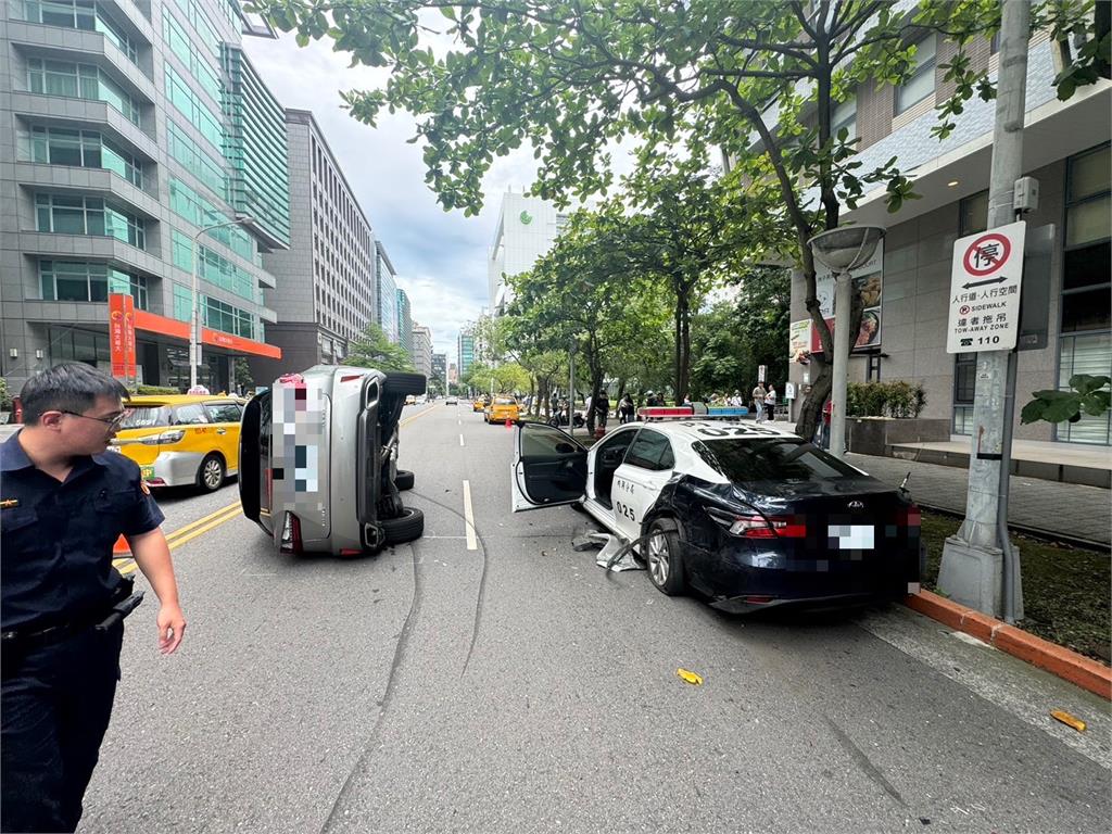 快新聞／西湖派出所警車「載犯人被撞」　小客車駕駛一度受困車內