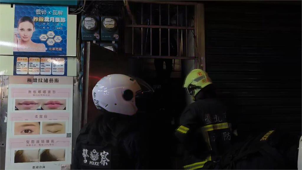 社子醉男失控揮刀襲警遭壓制 2警閃避攻擊「摔落樓梯」受傷