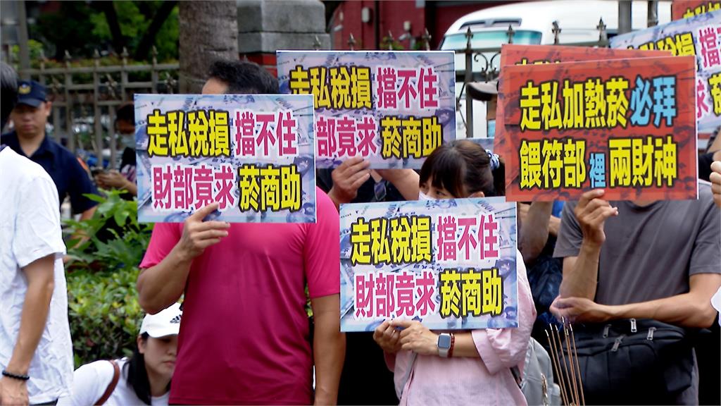 抗議民眾行動劇扮財神! 諷衛福部「卡關加熱菸」助長黑市