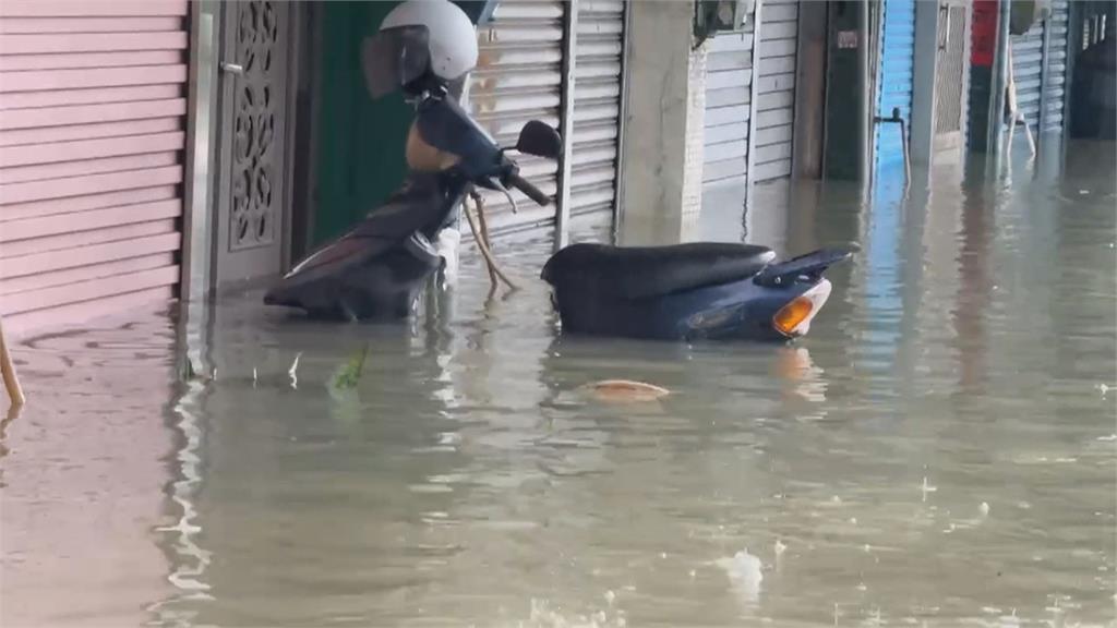 暴雨炸高雄! 岡山嘉興路水淹腰部 興農路6人受困農舍