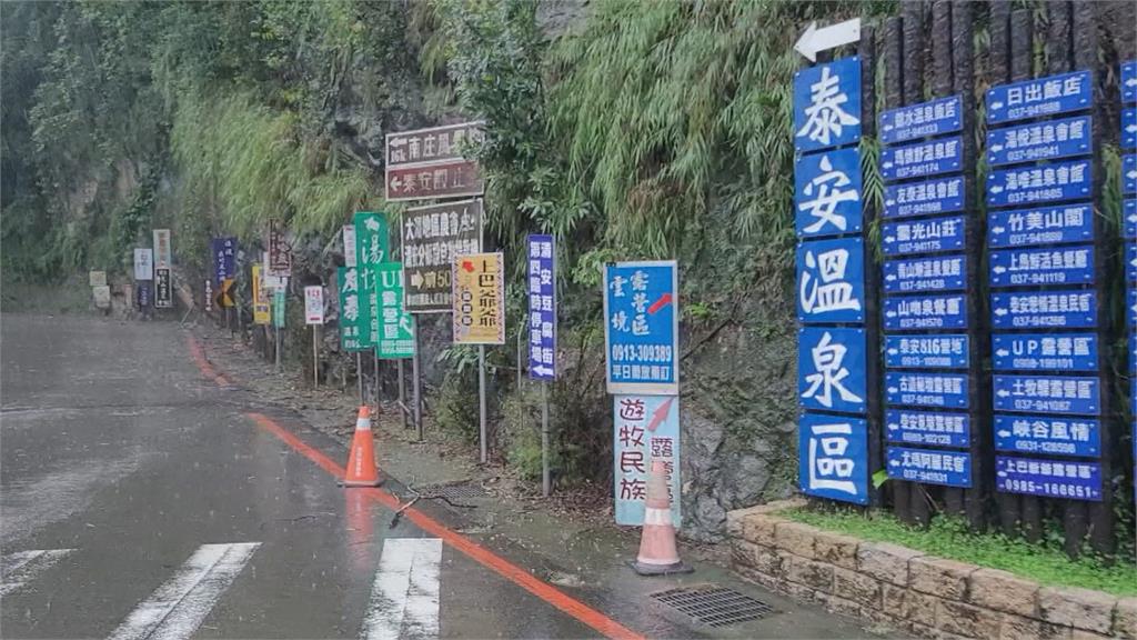 苗26線土石崩落　泥流埋車駕駛驚險脫困