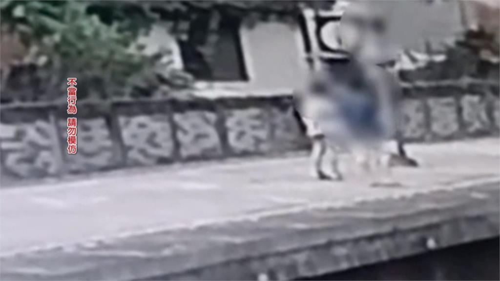 家長在哪？　小學生攀爬台鐵月台電桿嚇壞民眾