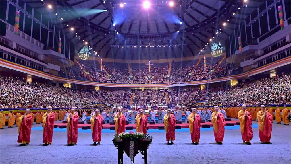 快新聞／壯觀畫面流出！破萬人湧台北小巨蛋　2026年佛光山法會重磅登場