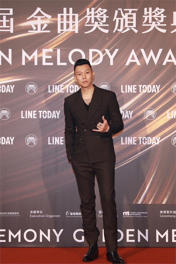 金曲32/瘦子一身黑西裝現身 靦腆笑:今年紅毯真的蠻短的