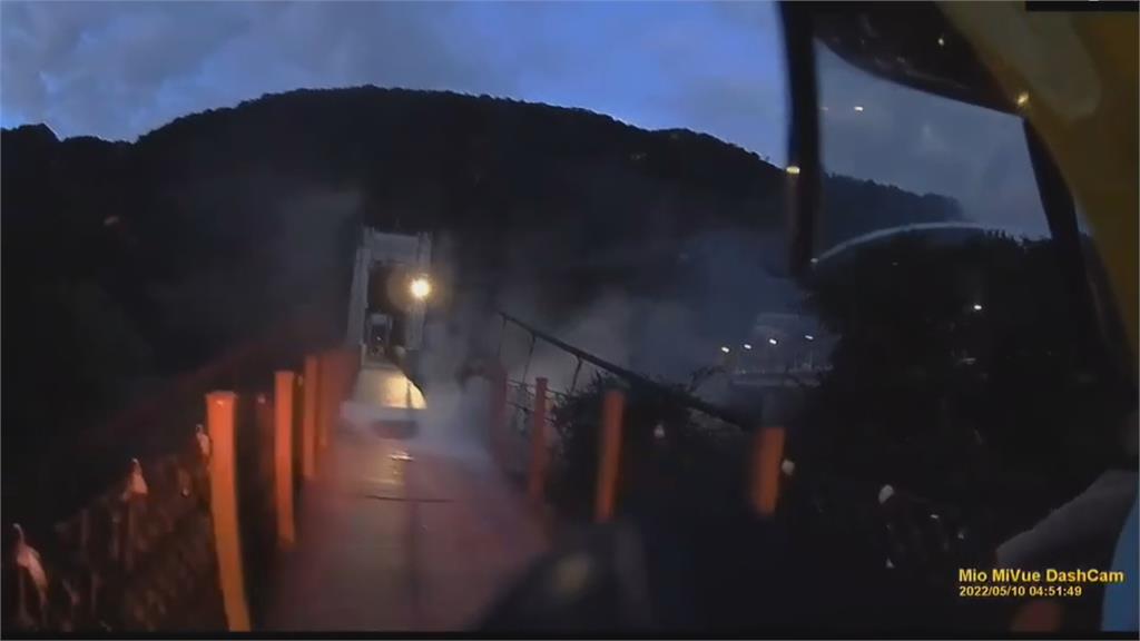 新竹「內灣吊橋」疑人為縱火　橋面遭燒出大洞
