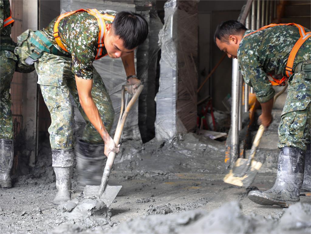 快新聞／全力救災！第2作戰區派上千官兵深入光復鄉　進民宅搬廢棄物