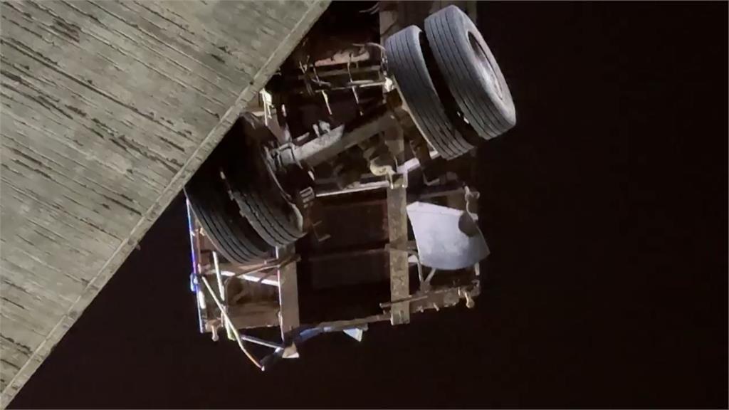 快新聞/台74線死亡車禍!貨車、聯結車猛撞 車頭墜橋下、駕駛拋飛身亡