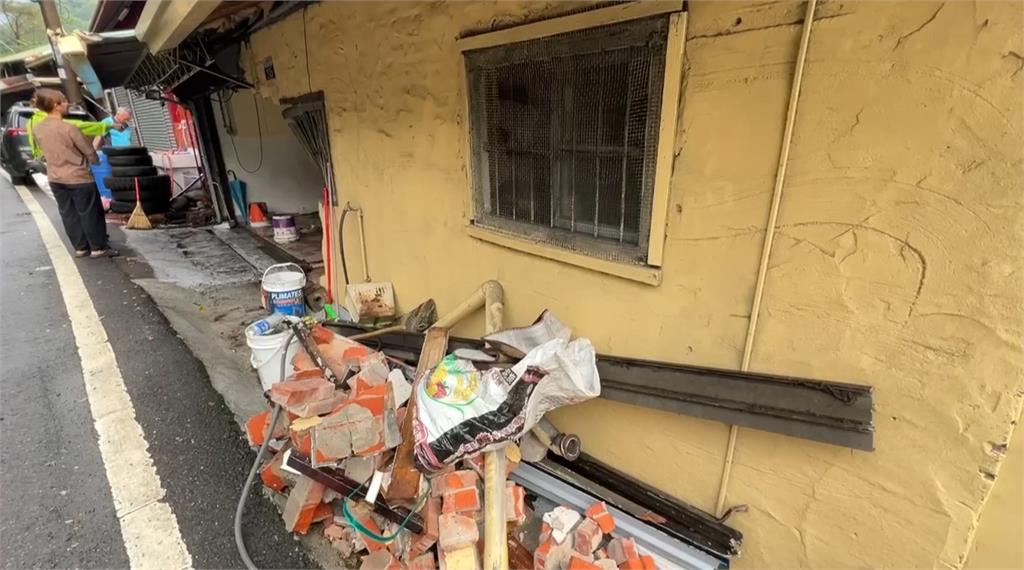 台中7旬駕駛直直衝進民宅 磚牆被撞出大洞釀4傷