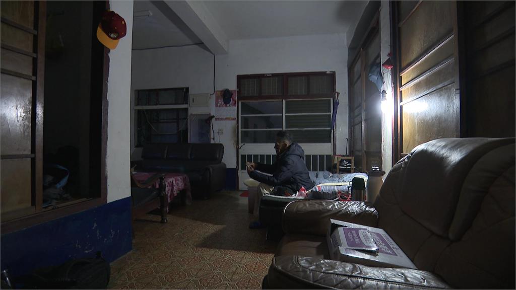 異言堂/夜間只靠一燈泡照明 獨居長輩貧病交迫