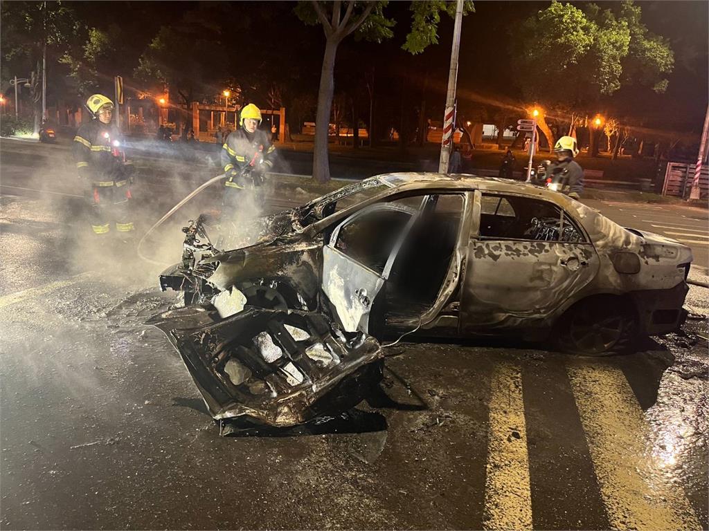 擦撞公車後撞上女騎士 轎車冒煙起火 熱心路人搶救駕駛