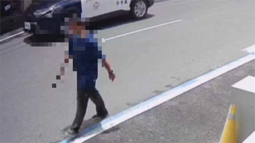 光天化日拿槍逛大街 警尾隨是「玩具槍」
