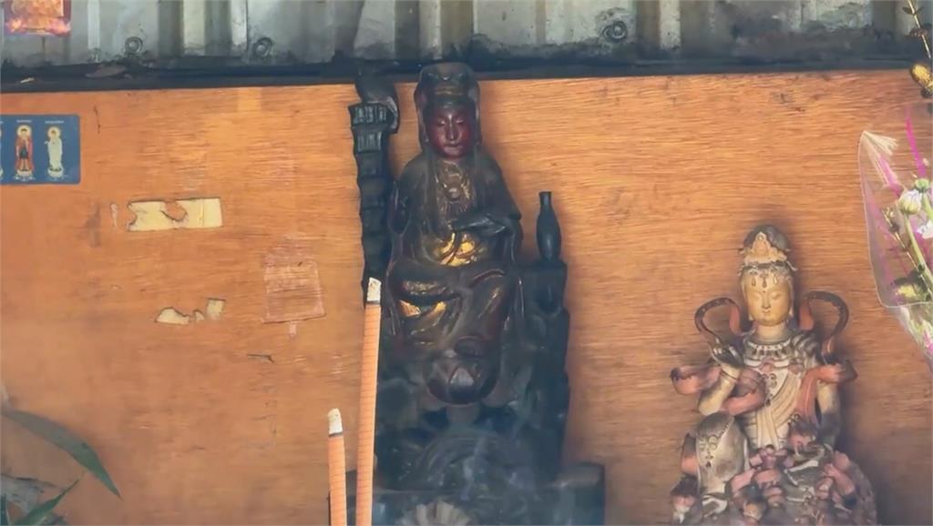藝人何子華祭拜祈求手術順利 詭異藍衣老翁竟「偷走供品」