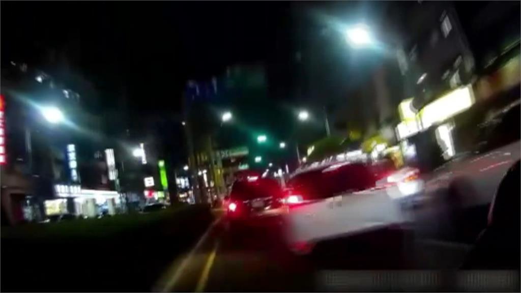 行人過馬路汽車不禮讓 駕駛拒檢逃逸沿路丟這東西