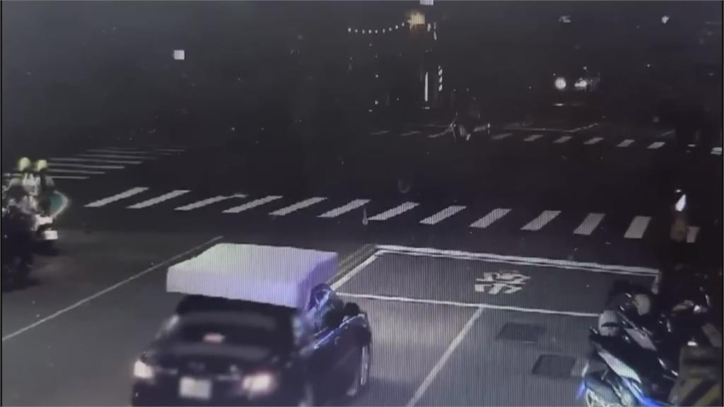 兩棲蛙人頂艇式搬家？　車頂載床墊　乘客伸手扶住固定