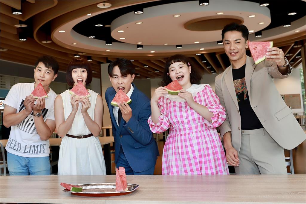 8點檔劇組酷曬趕拍攝!演員險中暑大啖西瓜消暑遊戲