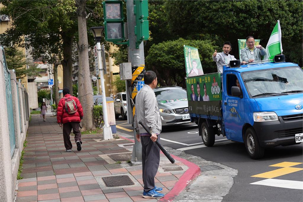 王義川陪台派戰鬥雞張銘祐車隊掃街　宣示守護民主、堅持本土