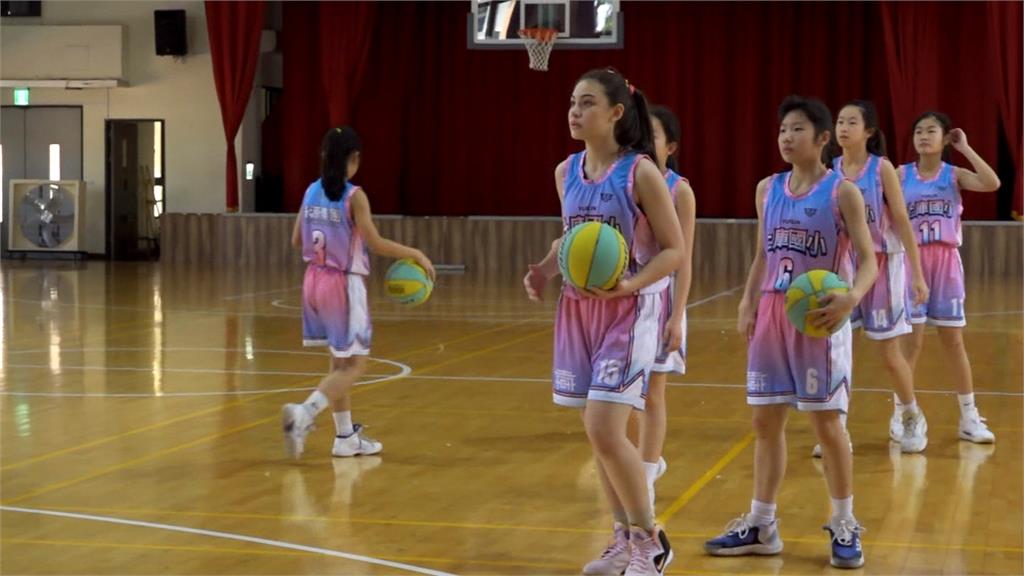 土庫國小女籃睽違21年奪冠 雲林縣長張麗善親授旗鼓勵選手