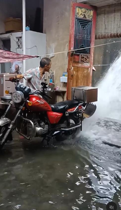 風災家中大淹水！淡定阿北「用機車排水」從容影片曝光網讚：真男人