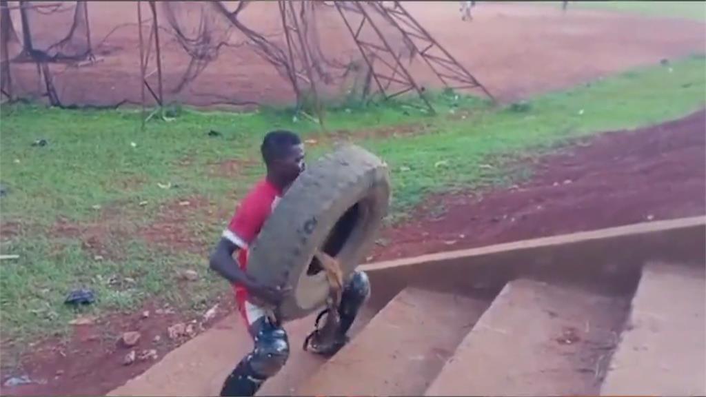 超克難土法煉鋼　非洲青年苦練捕手追棒球夢