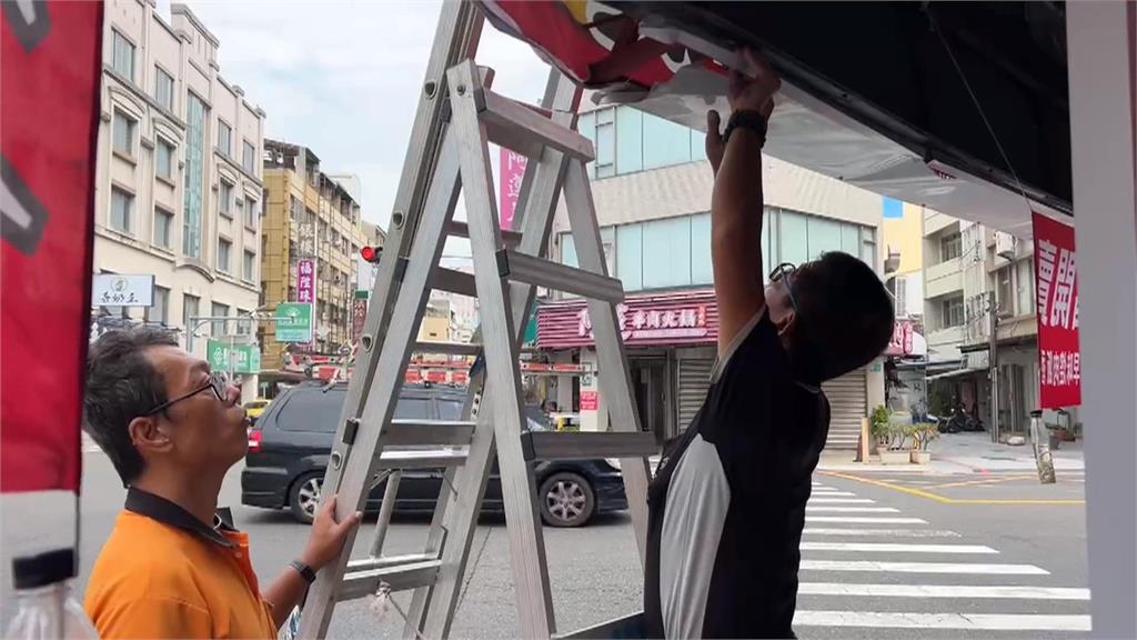 台南公車轉彎擦撞店家扯掉招牌　店家傻眼：公車還兼職拆"扛棒"？