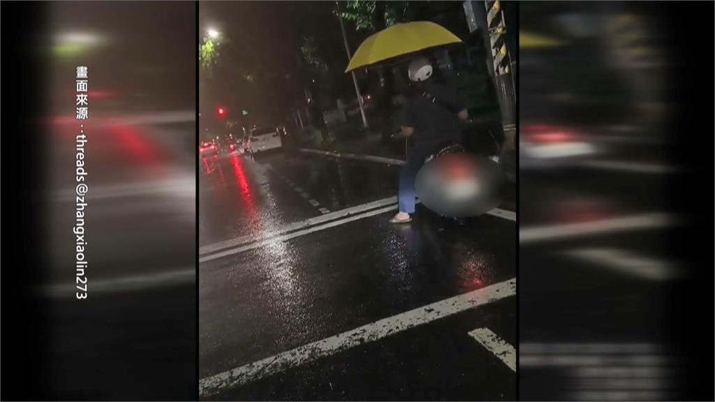 高雄男「撐傘單手騎機車」　遭直擊還邊抽菸民眾看傻